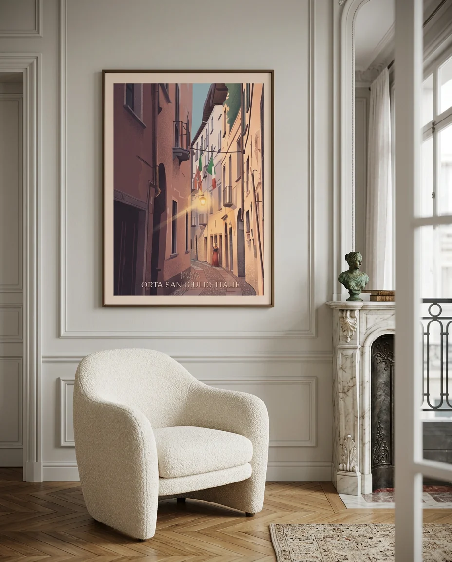 Affiche Orta San Giulio, Italie de Regards d'Antan, encadrée sur un mur mouluré d'appartement haussmannien, près de la cheminée de marbre