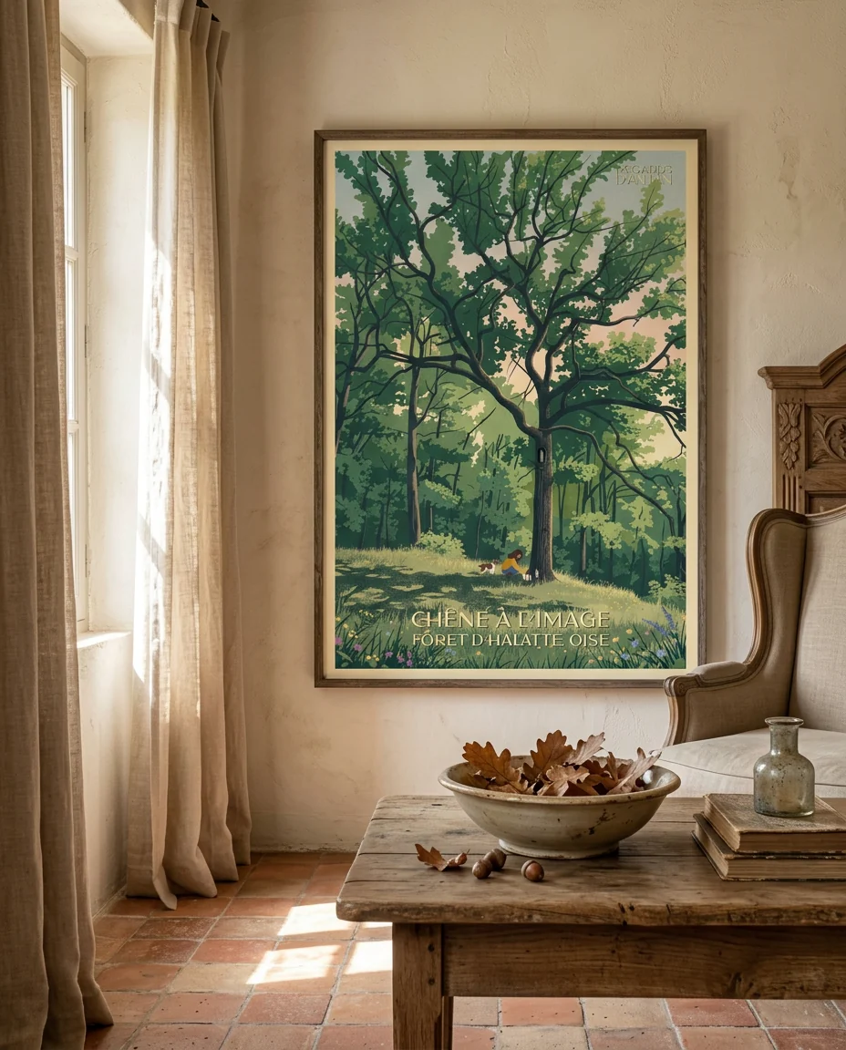 Affiche Forêt d'Halatte, Chêne à l'Image de Regards d'Antan, encadrée sur un mur de plâtre crème dans une maison de Provence, tomettes et meubles de chêne patiné